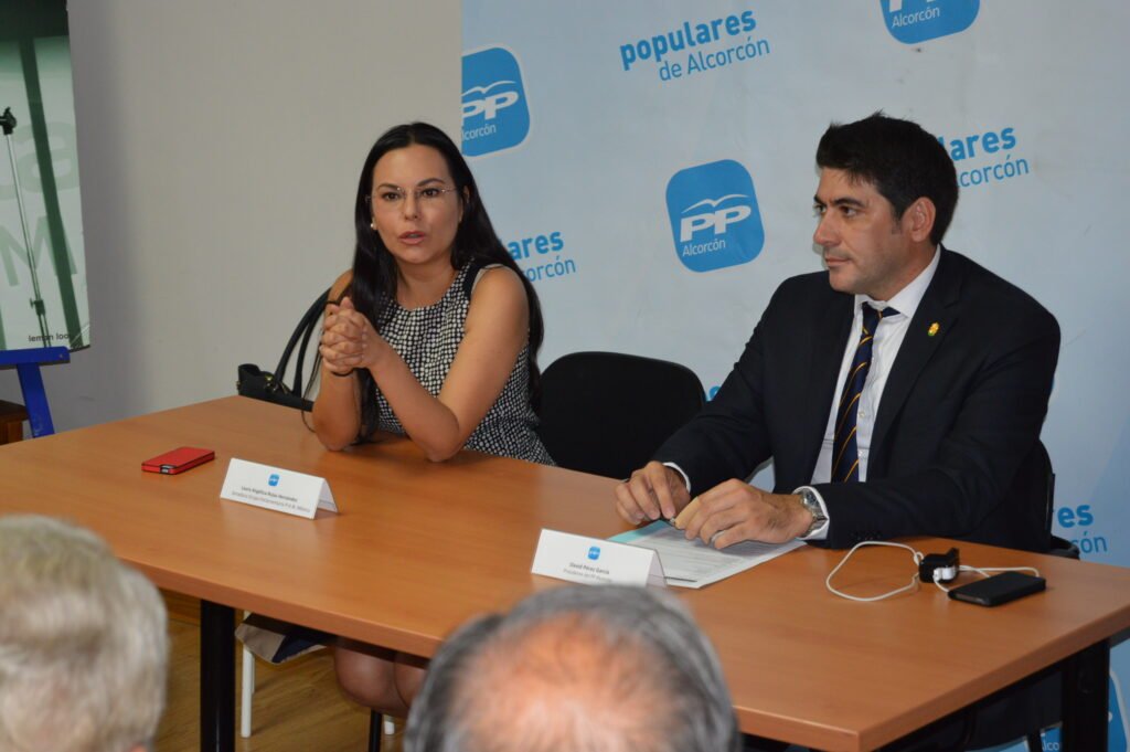 La senadora mejicana Laura Rojas mantiene un encuentro con afiliados del PP