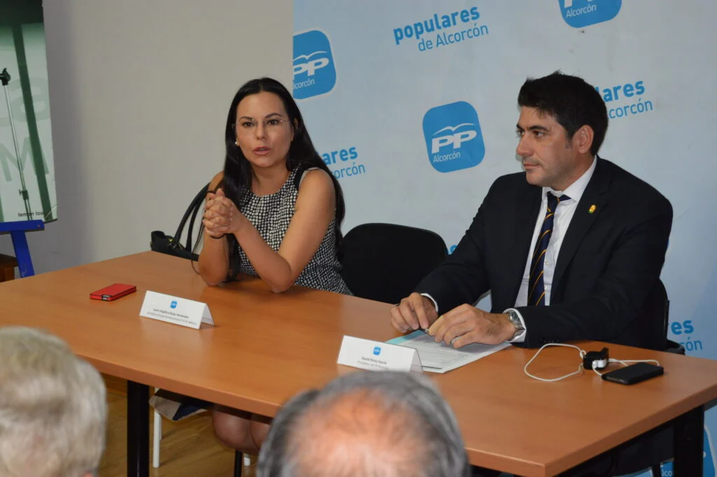La senadora mejicana Laura Rojas mantiene un encuentro con afiliados del PP