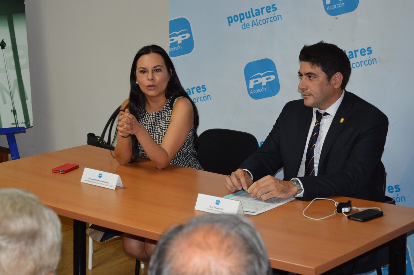 La senadora mejicana Laura Rojas mantiene un encuentro con afiliados del PP