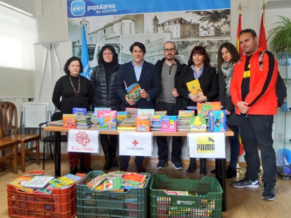 El presidente del Partido Popular, David Pérez, entrega un millar de libros a ONG´S de Alcorcón