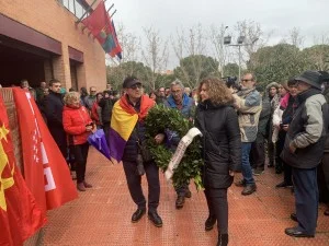 La alcaldesa exhibe banderas republicanas y comunistas en un acto institucional