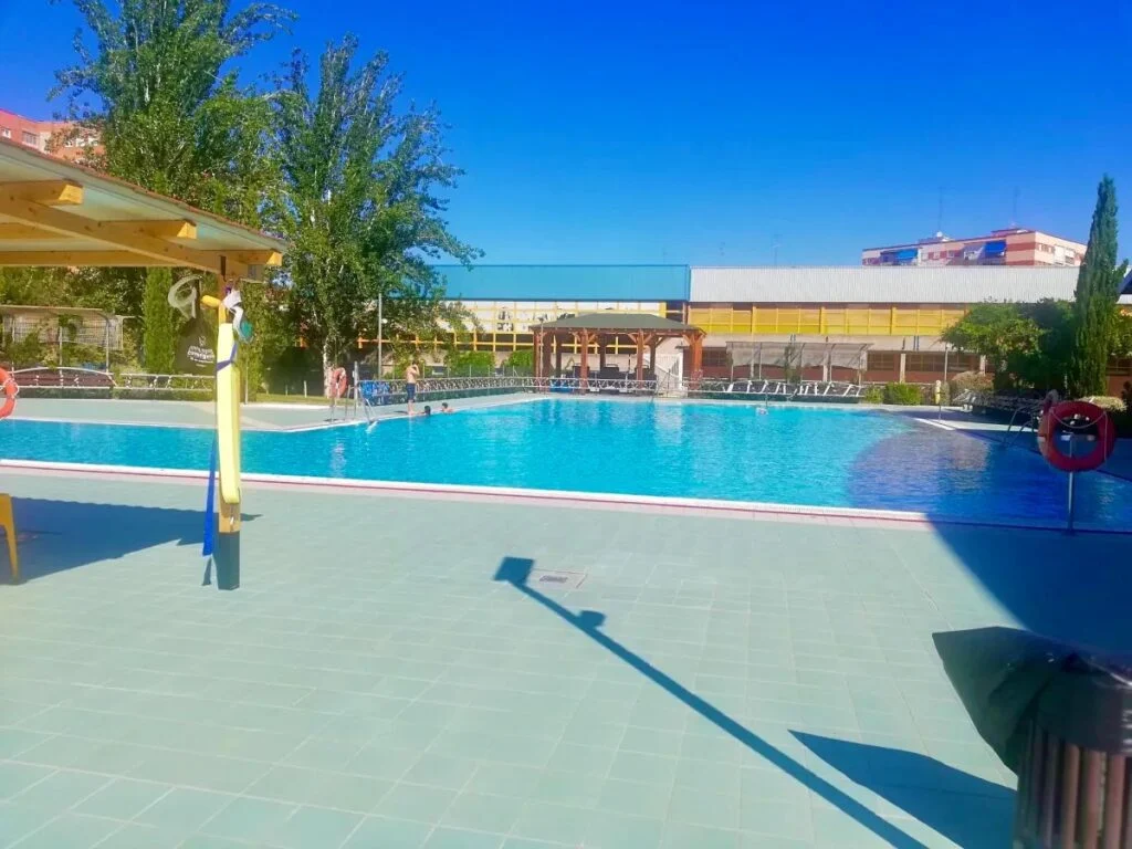 Quejas generalizadas de los usuarios de la Piscina de Los Cantos por la falta de servicio de restauración