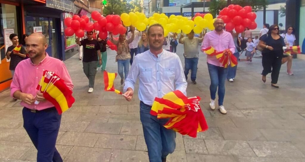 El PP de Alcorcón celebra la Fiesta Nacional con un colorido y multitudinario despliegue por las calles de la ciudad  