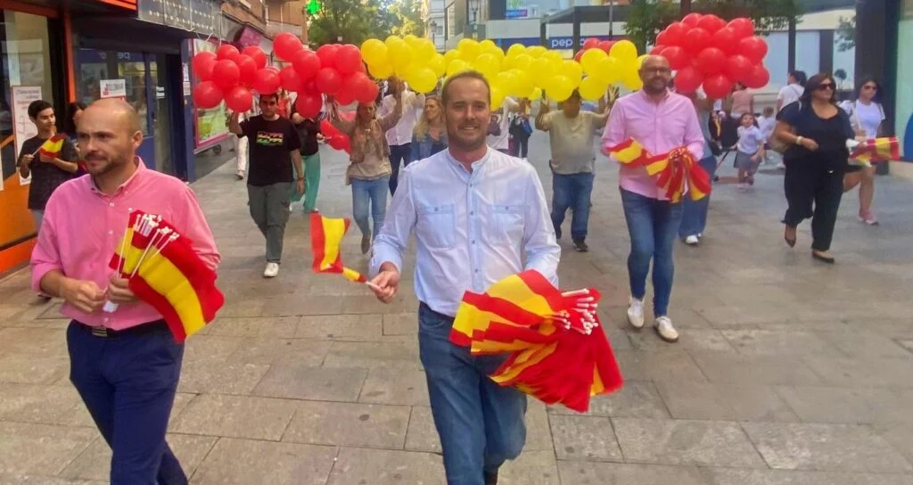 El PP de Alcorcón celebra la Fiesta Nacional con un colorido y multitudinario despliegue por las calles de la ciudad  