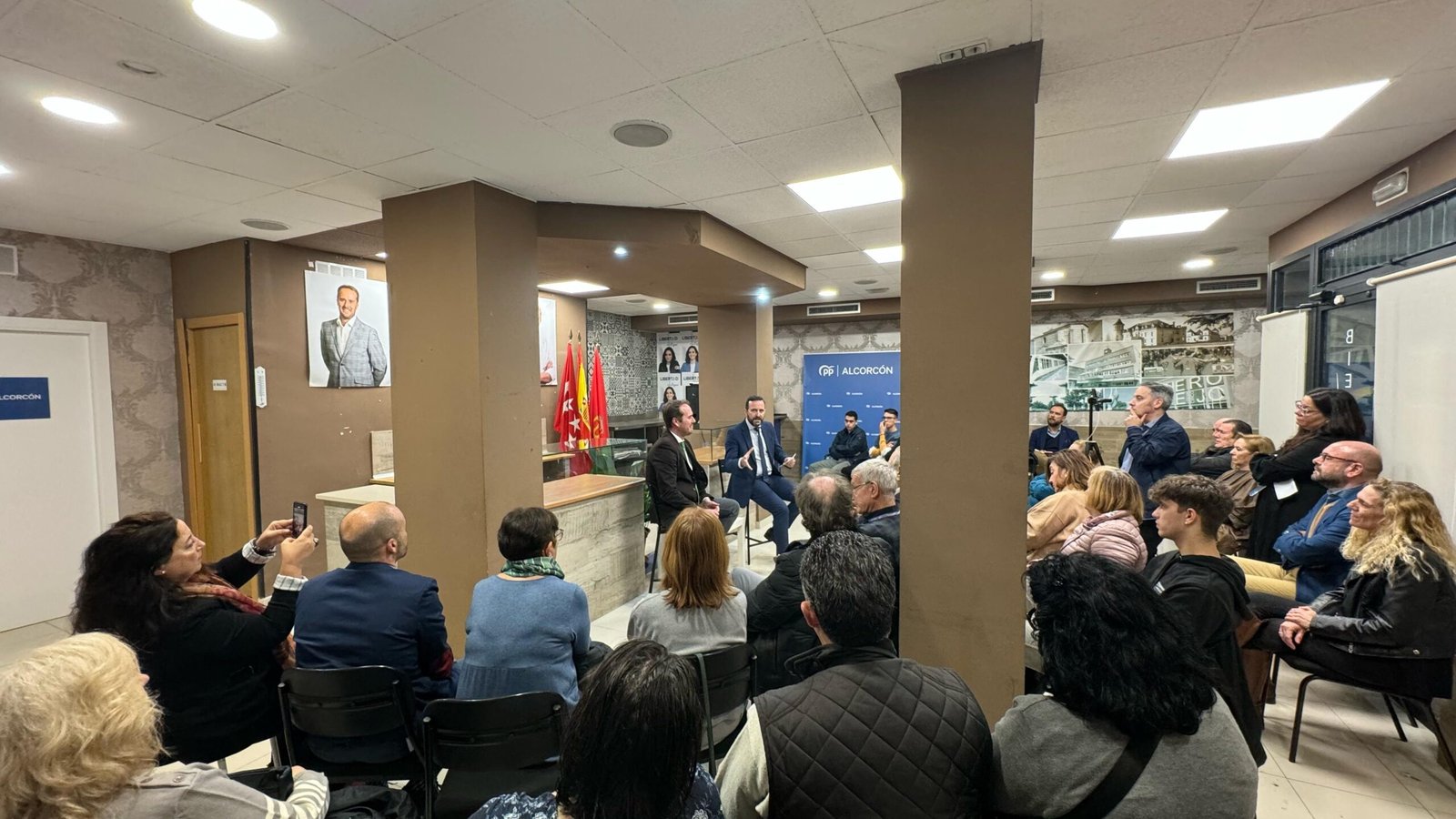 Debate en la sede del Partido Popular de Alcorcón sobre el sistema educativo madrileño