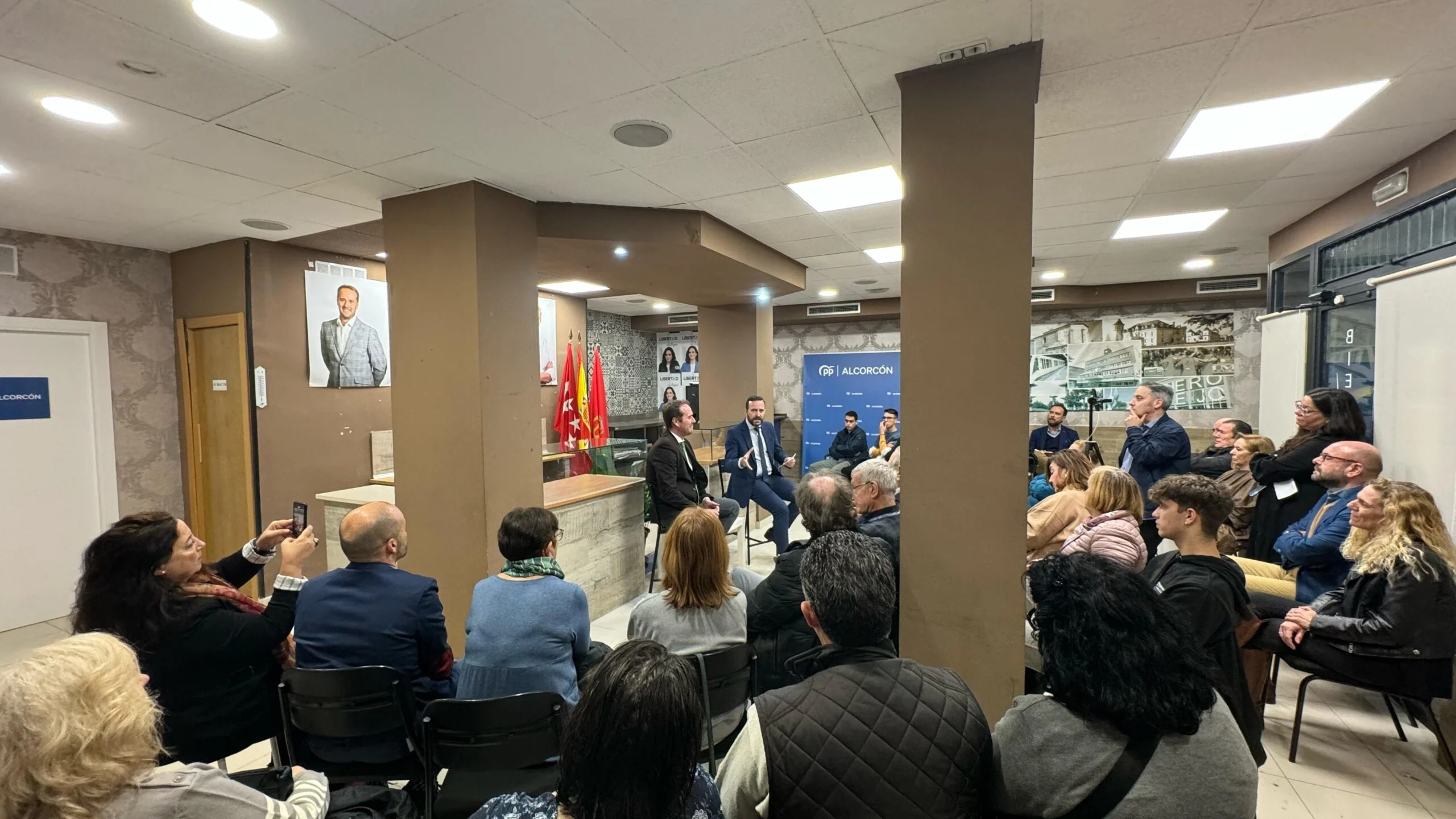 Debate en la sede del Partido Popular de Alcorcón sobre el sistema educativo madrileño