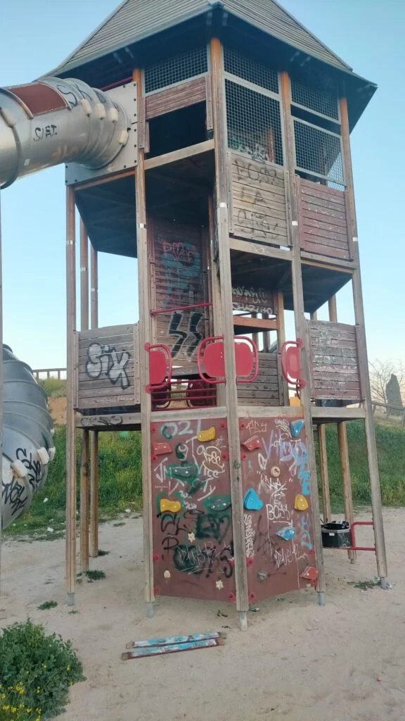 “En el aire” la seguridad de los parques infantiles en Alcorcón