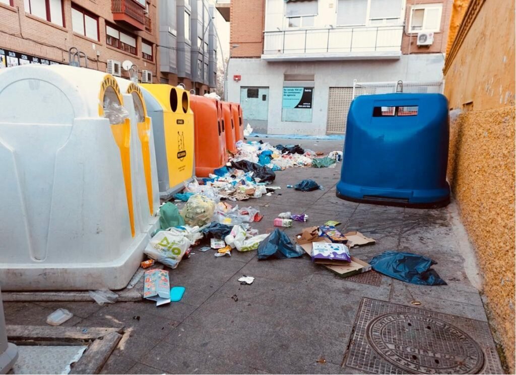 Aumenta la insalubridad en las islas ecológicas de Alcorcón