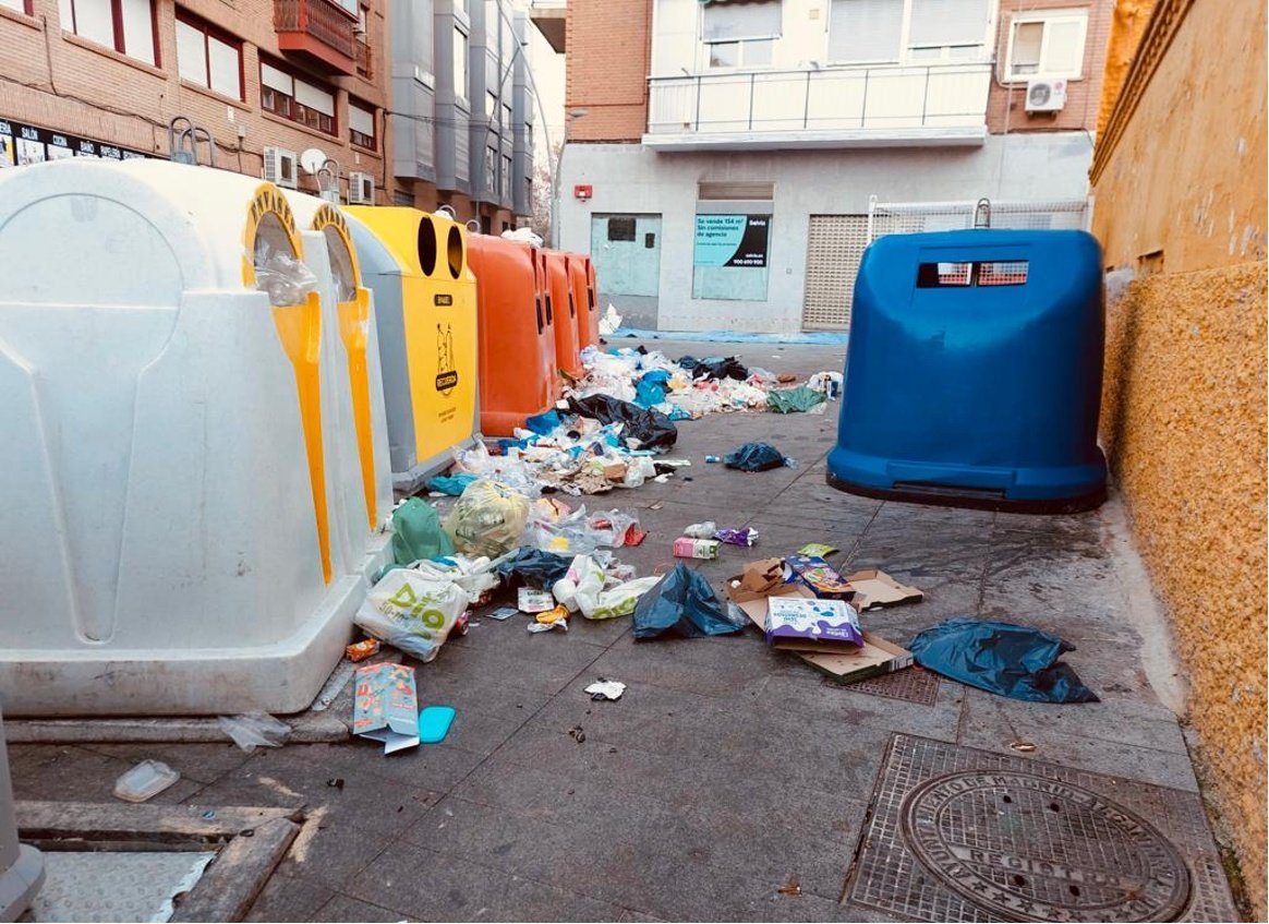 Aumenta la insalubridad en las islas ecológicas de Alcorcón