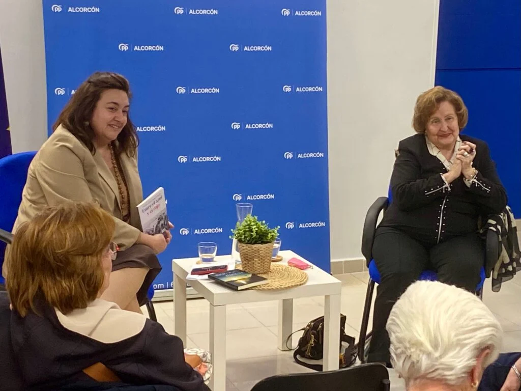 Isabel Hernández López presenta su nuevo libro “Entre el Azul y el Rojo” en la Sede del PP de Alcorcón