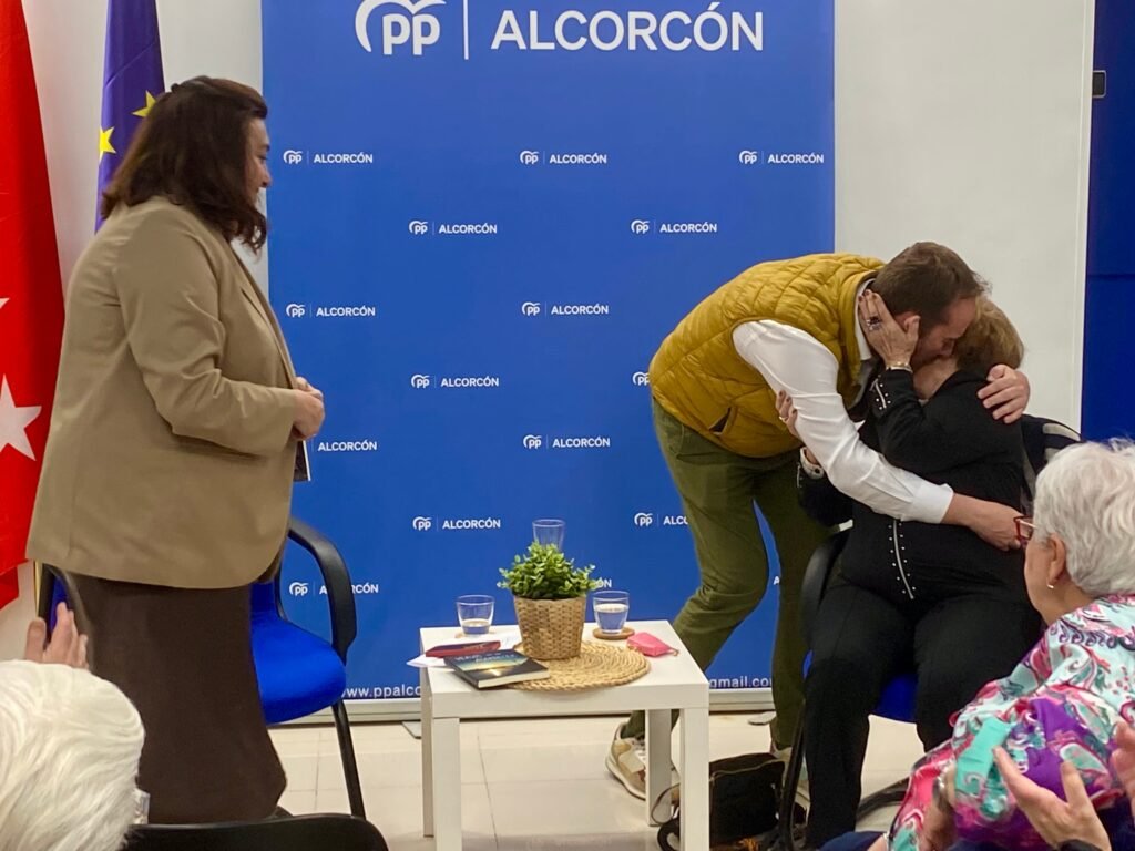 Isabel Hernández López presenta su nuevo libro “Entre el Azul y el Rojo” en la Sede del PP de Alcorcón
