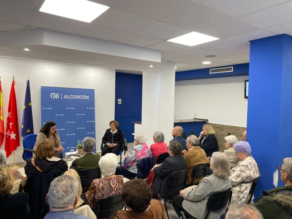 Isabel Hernández López presenta su nuevo libro “Entre el Azul y el Rojo” en la Sede del PP de Alcorcón