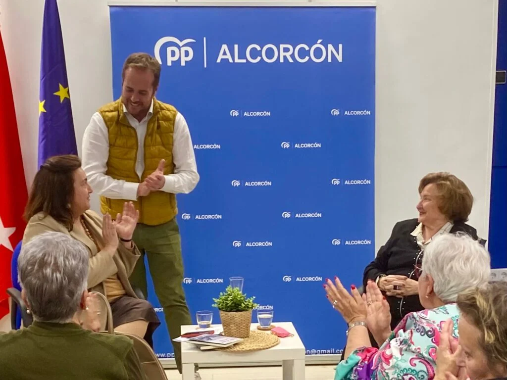 Isabel Hernández López presenta su nuevo libro “Entre el Azul y el Rojo” en la Sede del PP de Alcorcón