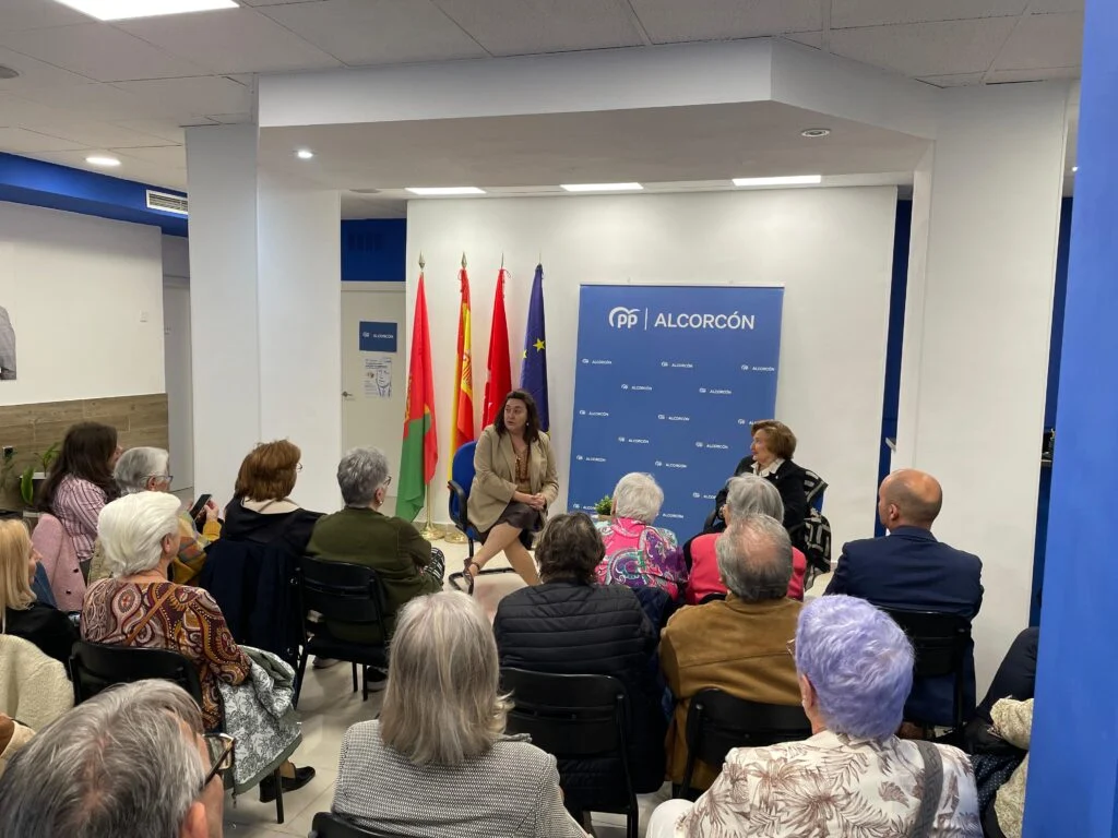 Isabel Hernández López presenta su nuevo libro “Entre el Azul y el Rojo” en la Sede del PP de Alcorcón