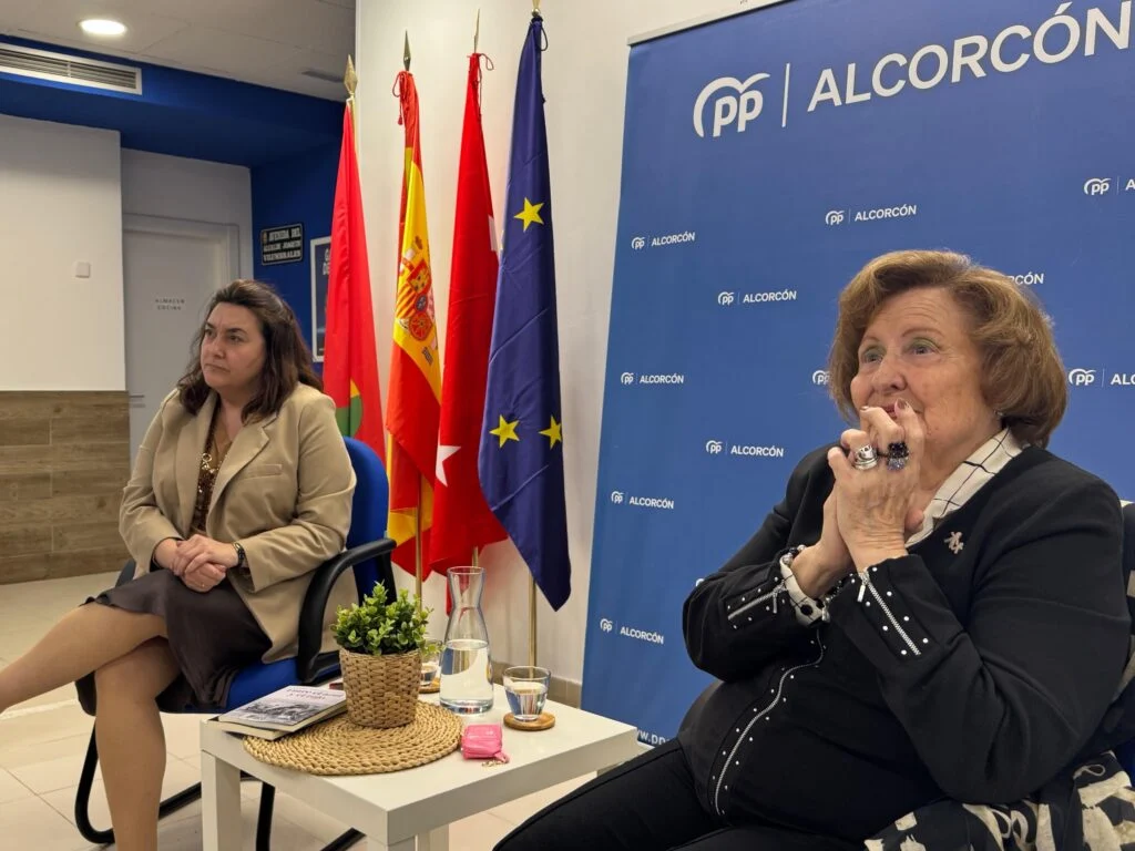 Isabel Hernández López presenta su nuevo libro “Entre el Azul y el Rojo” en la Sede del PP de Alcorcón