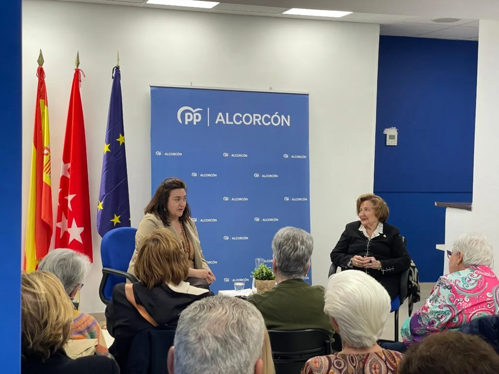 Isabel Hernández López presenta su nuevo libro “Entre el Azul y el Rojo” en la Sede del PP de Alcorcón