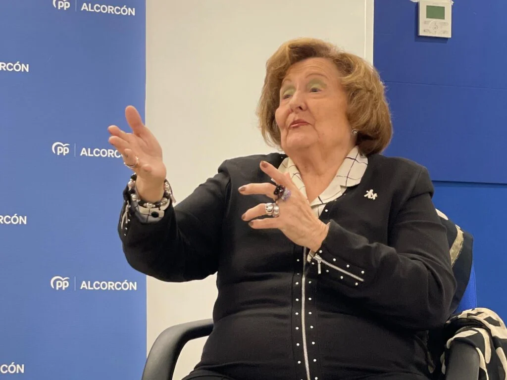 Isabel Hernández López presenta su nuevo libro “Entre el Azul y el Rojo” en la Sede del PP de Alcorcón