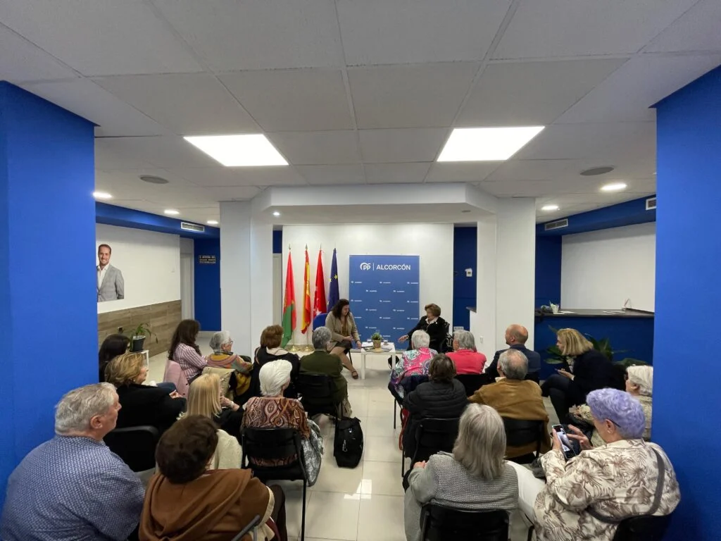 Isabel Hernández López presenta su nuevo libro “Entre el Azul y el Rojo” en la Sede del PP de Alcorcón