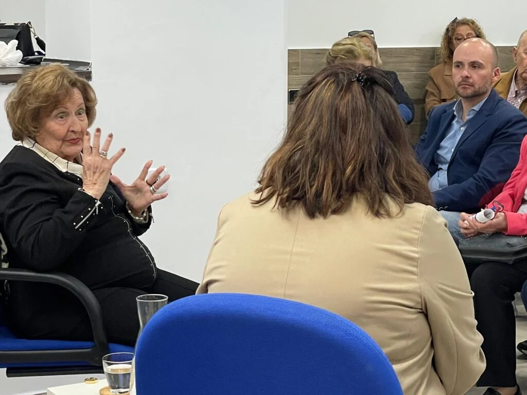 Isabel Hernández López presenta su nuevo libro “Entre el Azul y el Rojo” en la Sede del PP de Alcorcón