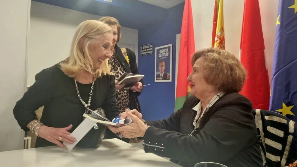 Isabel Hernández López presenta su nuevo libro “Entre el Azul y el Rojo” en la Sede del PP de Alcorcón
