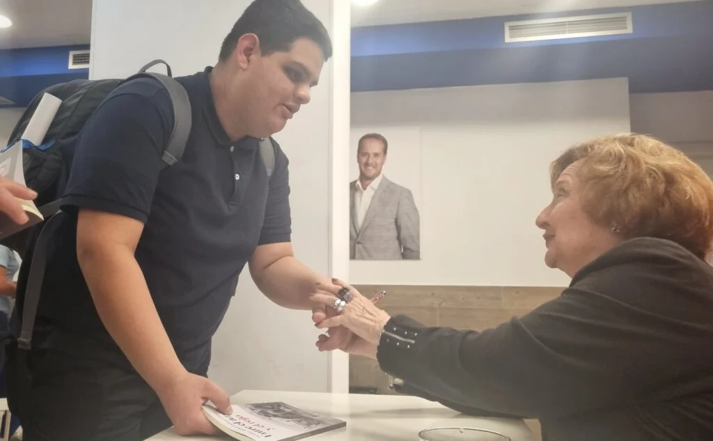 Isabel Hernández López presenta su nuevo libro “Entre el Azul y el Rojo” en la Sede del PP de Alcorcón