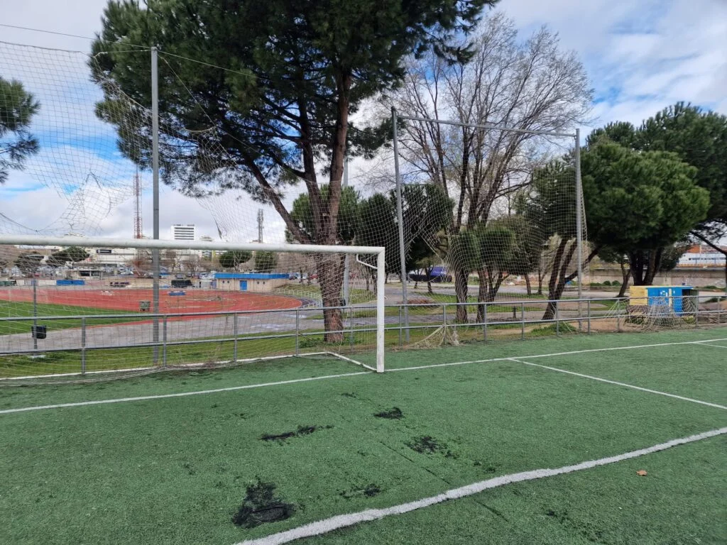 Campos en ruinas y promesas incumplidas: el PP exige al Gobierno de Testa que actúe ya por la seguridad de los deportistas