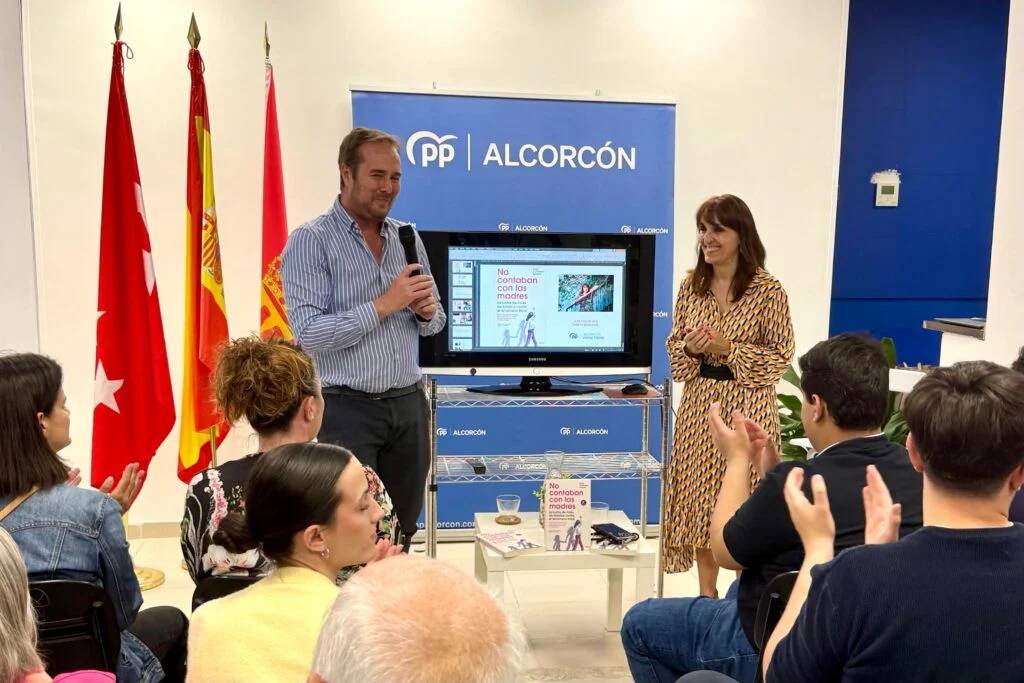 “No contaban con las madres” llega a la sede del PP de Alcorcón de la mano de su autora, Nuria Coronado