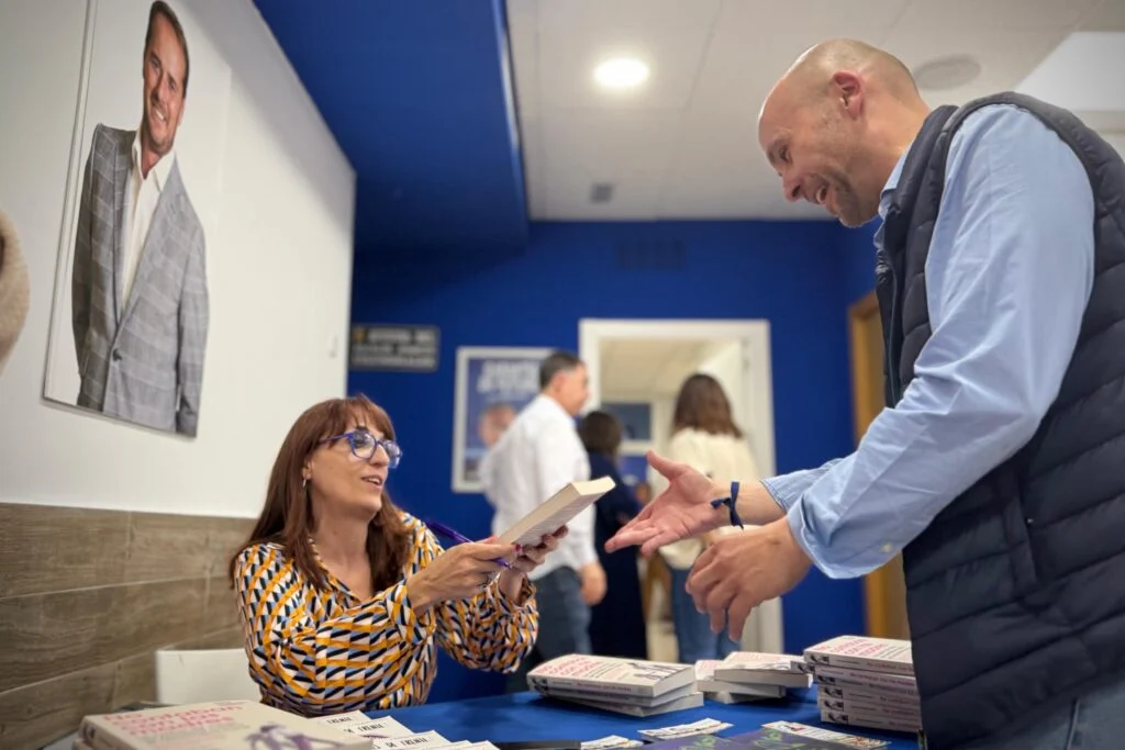 “No contaban con las madres” llega a la sede del PP de Alcorcón de la mano de su autora, Nuria Coronado