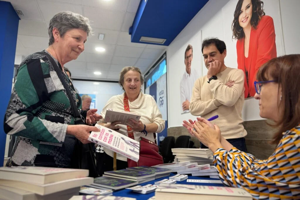 “No contaban con las madres” llega a la sede del PP de Alcorcón de la mano de su autora, Nuria Coronado