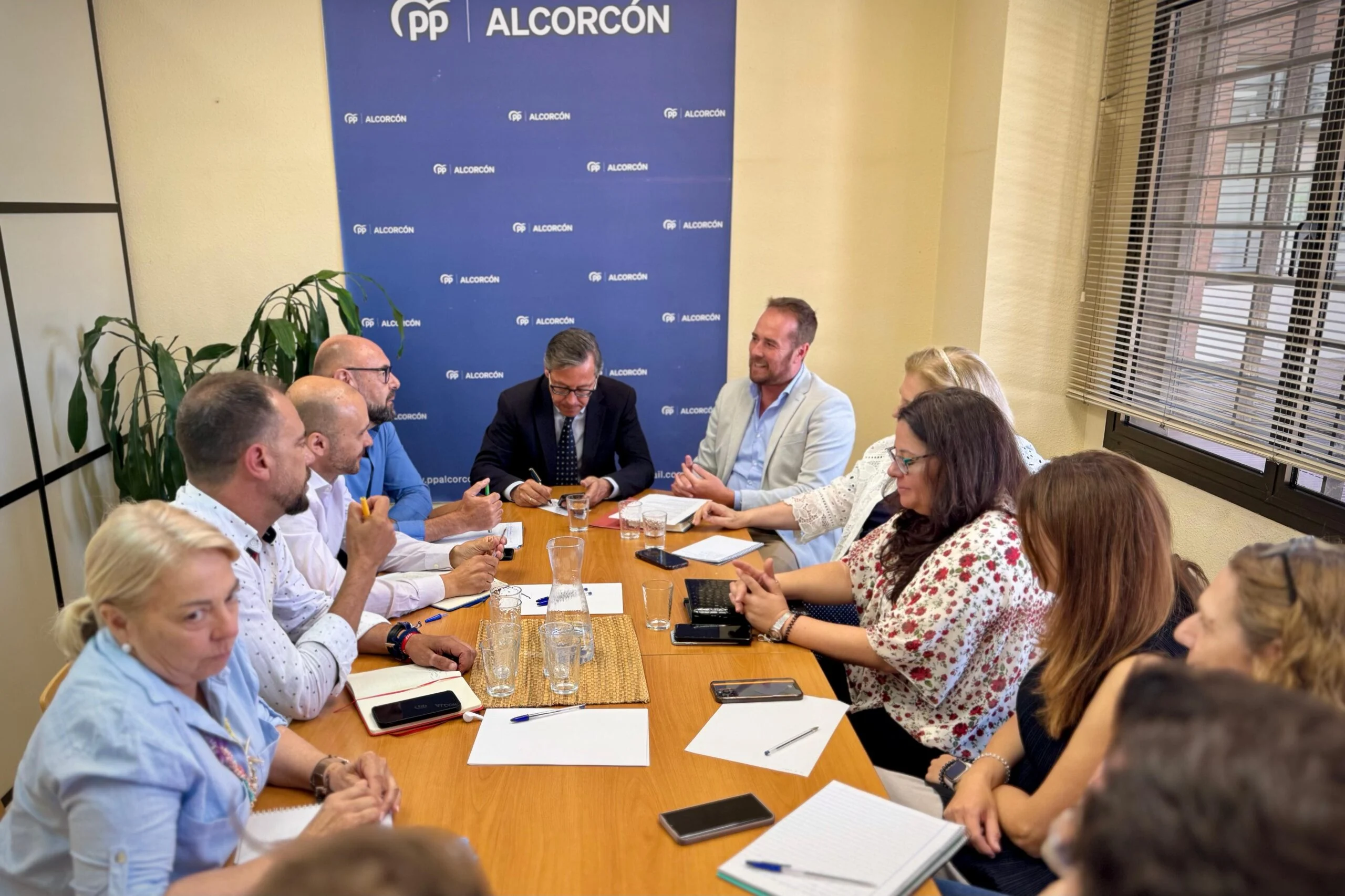 Alfonso Serrano en Alcorcón: “La ciudad está paralizada por un gobierno socialista en descomposición”