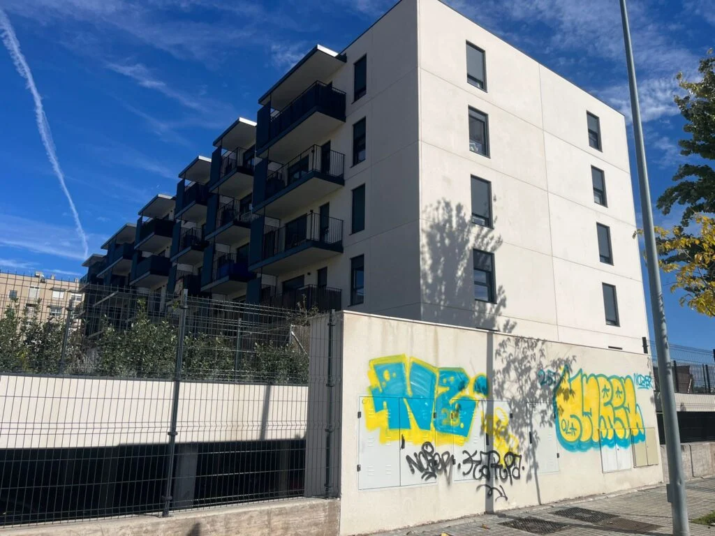 “Acabamos de entrar a vivir y ya está lleno de pintadas”: vecinos del Plan Vive reclaman mayor limpieza