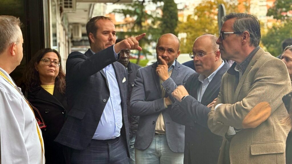 El PP de Alcorcón se une a los vecinos del Parque Lisboa en defensa de la Plaza de Orense: “la fuente se queda”