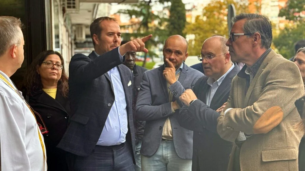 El PP de Alcorcón se une a los vecinos del Parque Lisboa en defensa de la Plaza de Orense: “la fuente se queda”